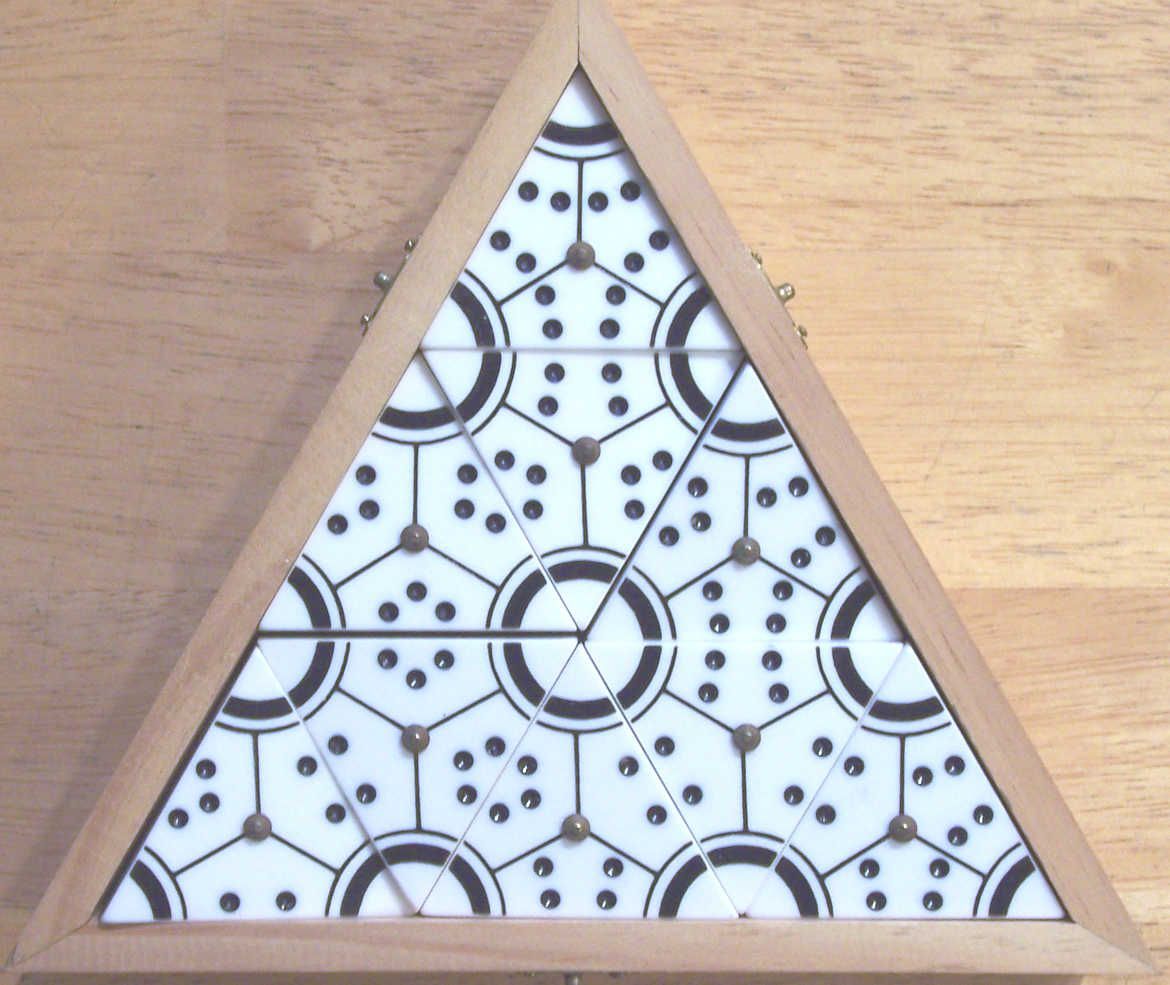 Dominó Triangular box art